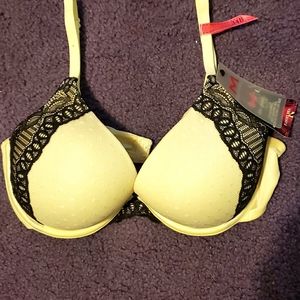 Maidenform classy cream with black lace bra 34B